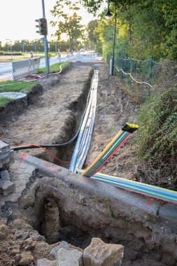 Yerin altına fiber optik kablolar döşemek için inşaat alanı. Alman köyünün hızlı interneti için. Seçilmiş odak noktası, dar alan derinliği.