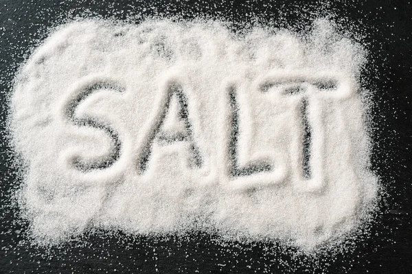 Word Salt Geschrieben Ausgeschütteten Salzkristallen Auf Dunkler Schiefertafel Blick Von — Stockfoto