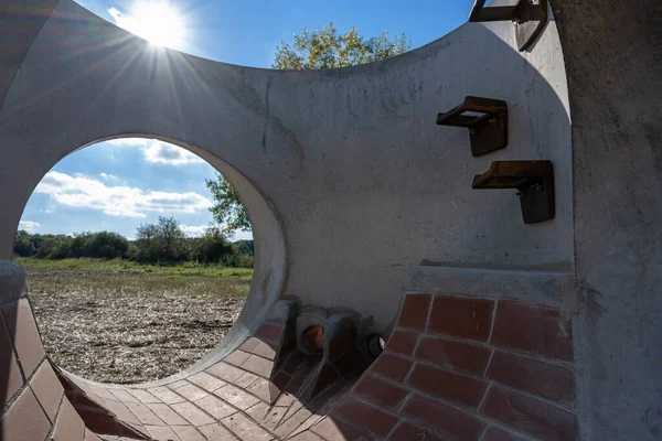 Zicht Een Verdeelputelement Van Beton Met Ingebouwde Ijzeren Ladder Voor — Stockfoto