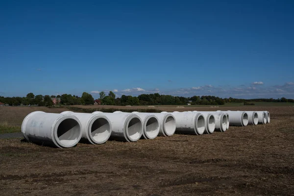 Velké Vodní Potrubí Betonu Řadě Poli Pod Modrou Oblohou Staveniště — Stock fotografie