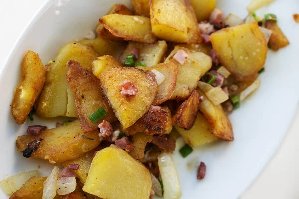 Krokante Gouden Gebakken Aardappelen Met Uien Spek Geserveerd Een Witte — Stockfoto