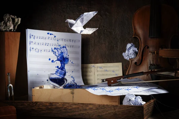 Müzik Keman Ayak Izi Origami Kuşu Olan Bir Müzisyenin Kırsal — Stok fotoğraf