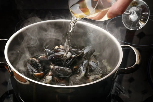 Ångande Musslor Kruka Avsprättas Med Vitt Vin Matlagningskoncept För Läcker — Stockfoto