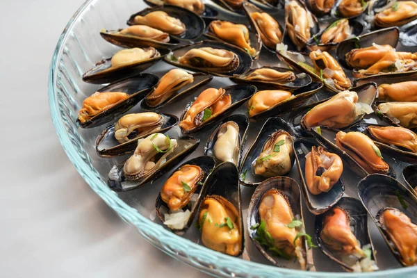 Mejillones Azules Recién Cocidos Con Cebolla Hierbas Servidas Plato Vidrio — Foto de Stock