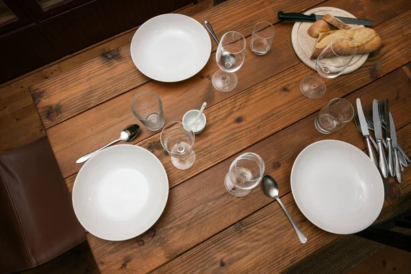 Mesa Madeira Rústica Metade Colocada Com Pratos Copos Talheres Pão — Fotografia de Stock