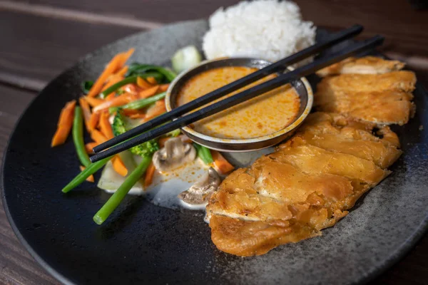 Asiatisches Gericht Mit Gebratenem Huhn Gemüse Gedämpftem Reis Und Kokos — Stockfoto