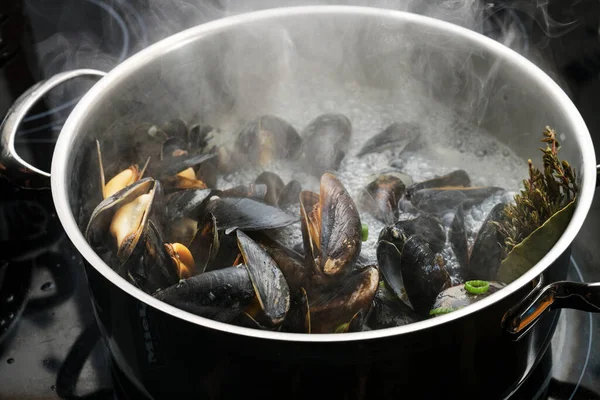 Steaming Blue Mussels Steel Pot Boiling Broth Onions Herbs Black — Stock Photo, Image