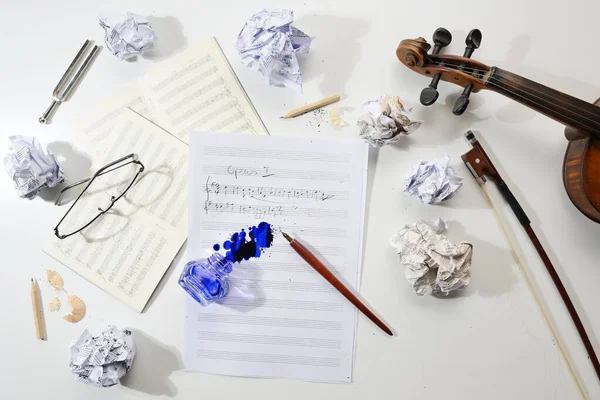 Müzisyenin Çalışma Yeri Buruşuk Düz Bir Nota Müzikal Bir Kompozisyonun — Stok fotoğraf