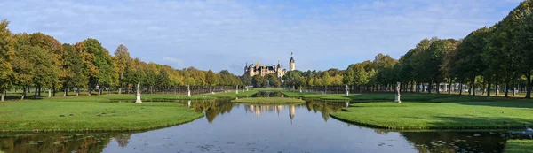 施沃林城堡和公园全景 草坪和树木 复制空间 宽全景格式 选定焦点 — 图库照片