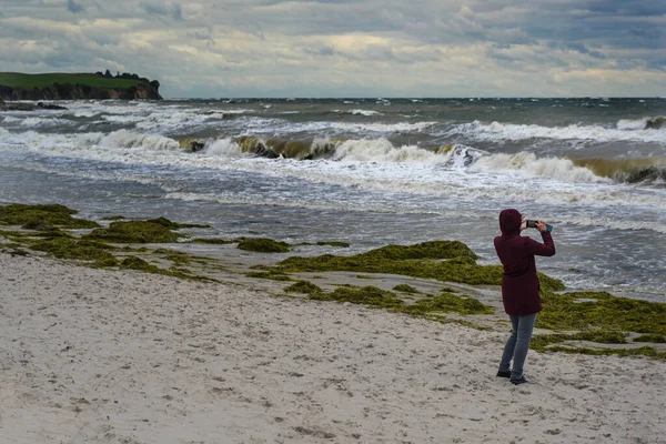 Mujer Toma Fotos Olas Salvajes Tormenta Viento Tierra Playa Boltenhagen — Foto de Stock