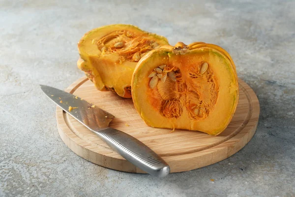 Mitad Calabaza Kamo Kamo Calabaza Con Semillas Tablero Cocina Verduras —  Fotos de Stock