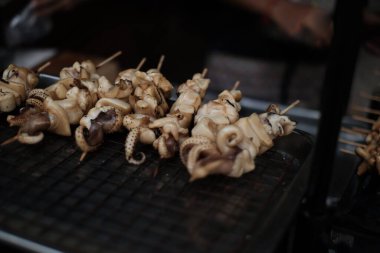 Izgarada mürekkep balığı