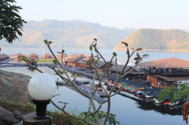 Sabah sisi nehirlerin ve dağların arasında.