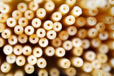 Spagetti dokusu. Makarna. Sarı. Yiyecekler. Yuvarlak borular                                                              