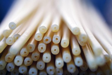 Spagetti dokusu. Makarna. Sarı. Yiyecekler. Yuvarlak borular                                                              