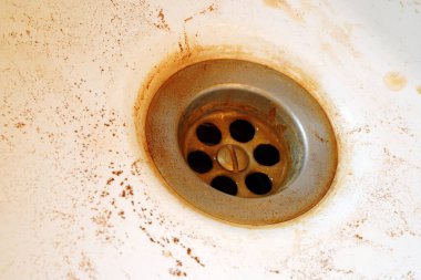 Lavaboda paslı su var. Zararlı musluk suyu sarı akar.                               