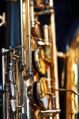 Saksafon caz enstrümanları. Alto saksafon izole edildi. Saksafon müzik aleti siyaha yakın çekim                              