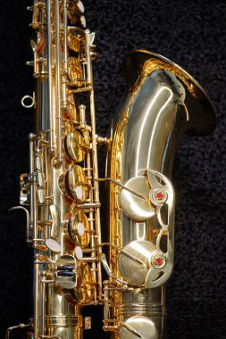 Saksafon caz enstrümanları. Alto saksafon izole edildi. Saksafon müzik aleti siyaha yakın çekim                              