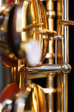Saksafon caz enstrümanları. Alto saksafon izole edildi. Saksafon müzik aleti siyaha yakın çekim                              