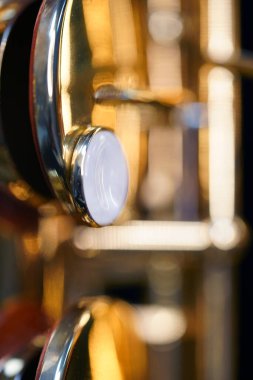 Saksafon caz enstrümanları. Alto saksafon izole edildi. Saksafon müzik aleti siyaha yakın çekim                              