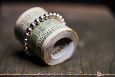 Tahta bir arka planda dolar yuvarlandı. Para                               