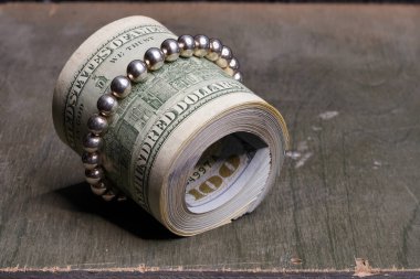 Tahta bir arka planda dolar yuvarlandı. Para                               