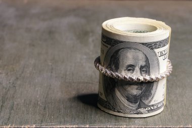 Tahta bir arka planda dolar yuvarlandı. Para                               