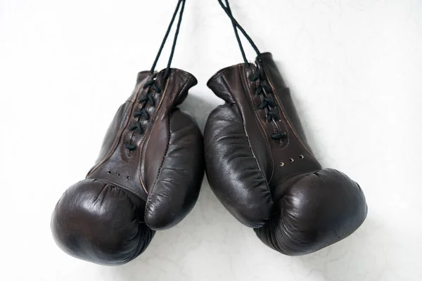 Den Schnürsenkeln Vor Schwarzem Hintergrund Hängen Braune Boxhandschuhe Sportgeräte Ausbildung — Stockfoto