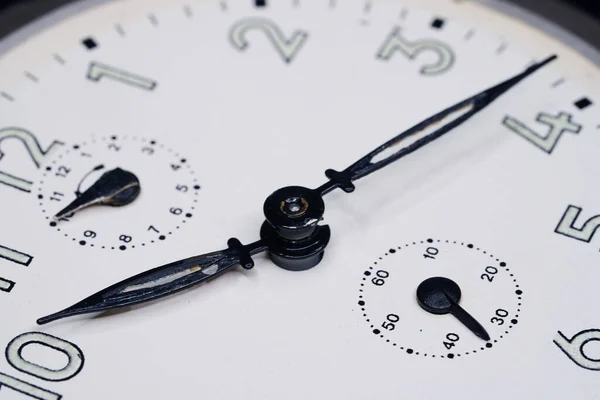 数字と実行している矢印を閉じるとホワイトウォッチダイヤル 時計の顔 クロノグラフリストウォッチ — ストック写真