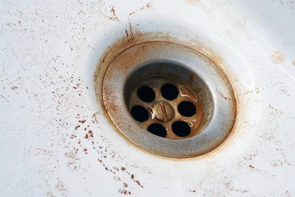 Rostiges Wasser Waschbecken Gefährliches Leitungswasser Fließt Gelb Stockbild