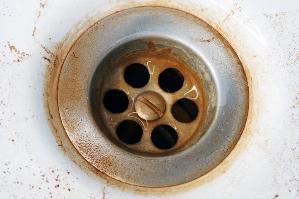 Rostiges Wasser Waschbecken Gefährliches Leitungswasser Fließt Gelb lizenzfreie Stockbilder