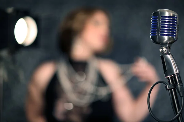 Mädchen Singen Einem Retro Mikrofon Aufnahme Eines Clips Studio Eines — Stockfoto