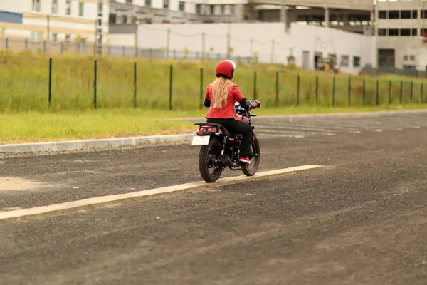 Motocyklista Czerwonej Kurtce Zdał Egzamin Szkole Jazdy Kobieta Jeździ Rowerze — Zdjęcie stockowe