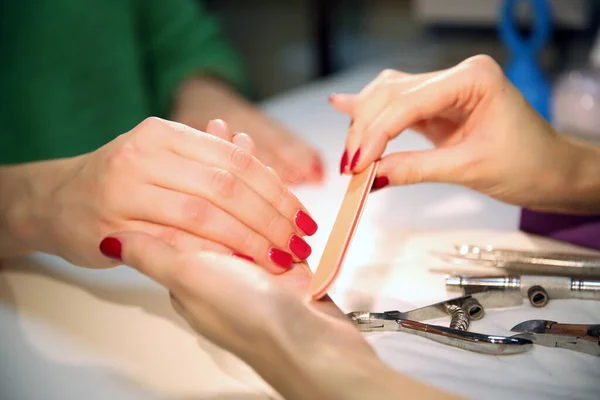 Manicure Rossa Cura Delle Unghie Delle Mani Salone Bellezza Trattamento Fotografia Stock