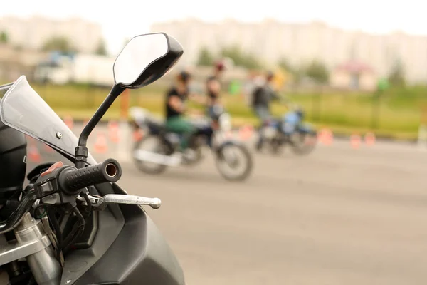 学校の運転のレッスン オートバイのバイク乗り 若い男はバイクの運転の仕方を学ぶ バイクを運転する人を助言する運転指導員 自動二輪車の手を閉じる開始 ストック画像