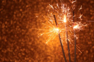 Altın sarısı arka planda parıldayan maytaplar.. 