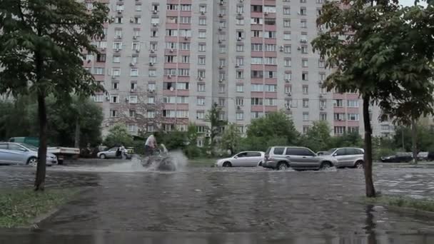 Kiev Ukrayna Temmuz 2018 Sel Otomobil Motosiklet Sürüş Ile Yolda — Stok video