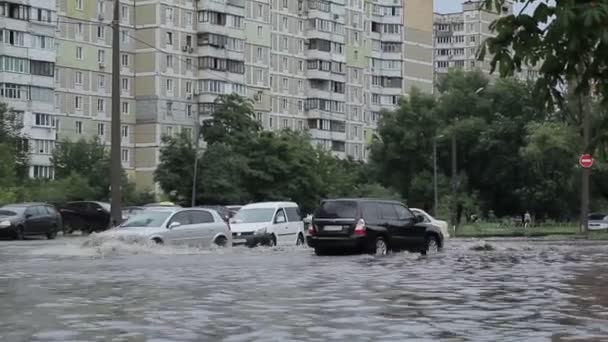 Киев Украина Июля 2018 Года Автомобили Едут Высокой Воде Переполненной — стоковое видео