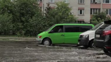 Kiev, Ukrayna - 17 Temmuz 2018: sel Kiev trafikte araba ile bir yolda