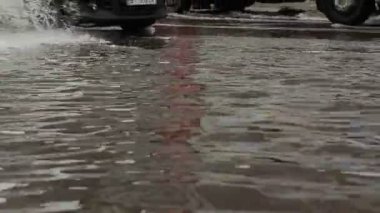 Kiev, Ukrayna - 17 Temmuz 2018: su sel içinden araba yolculuğu ile bir yolda