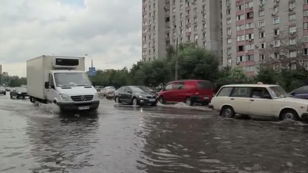 Kyjev Ukrajina Července 2018 Náklaďák Jinými Automobily Projížďce Přetečení Silnici — Stock video