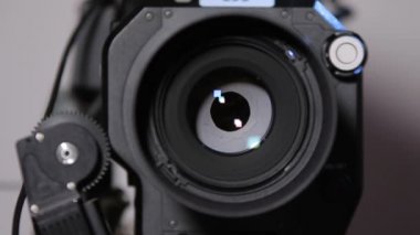 50 mm lens (1080 p, 25 fps ile bir video kamera önden görünüm yakın çekim kapanış diyafram (Iris))