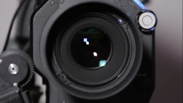 Detail přední pohled videokamera s 50mm objektivem a pracovní nože 8 iris (1080p, 25 snímků / s)