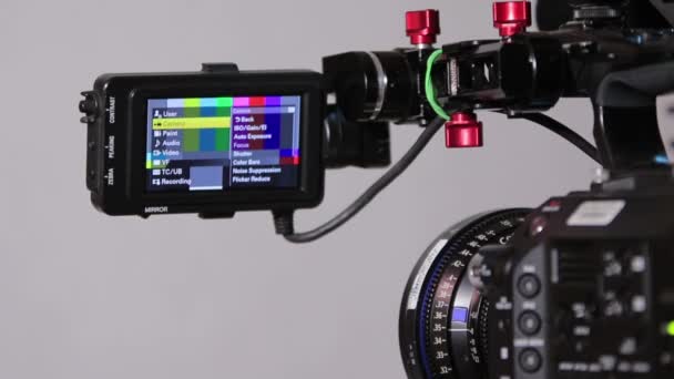 ディスプレイのクローズ アップ メニュー設定でプロのビデオカメラ — ストック動画