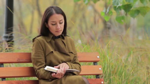 Jeune Jolie Fille Lit Livre Assis Sur Banc Dans Parc — Video