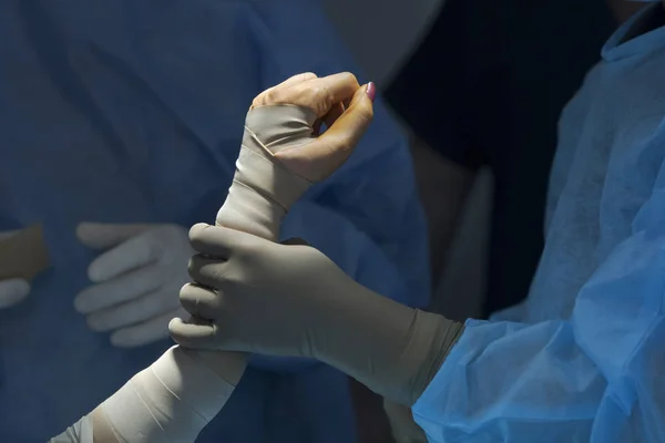 Törött nő kar Bandaged — Stock Fotó