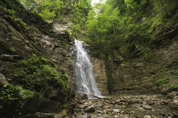 Felsige Wasserfalllandschaft Stockbild