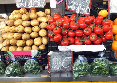 Patates, domates, sebze kutuları Pazar yakın çekim