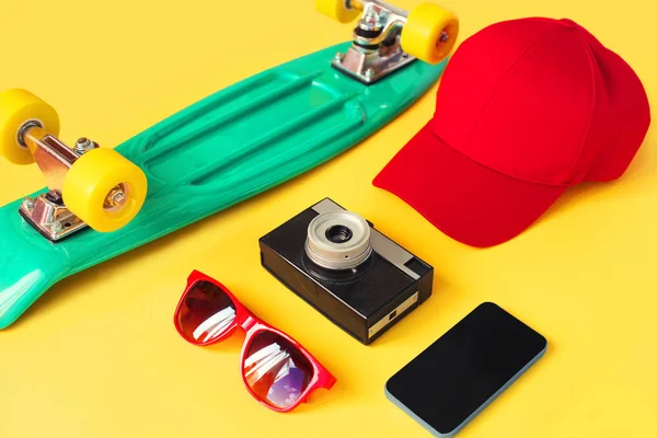 Έννοια Βλέμμα Της Μόδας Skateboard Κάμερα Οθόνη Smartphone Κόκκινα Γυαλιά — Φωτογραφία Αρχείου