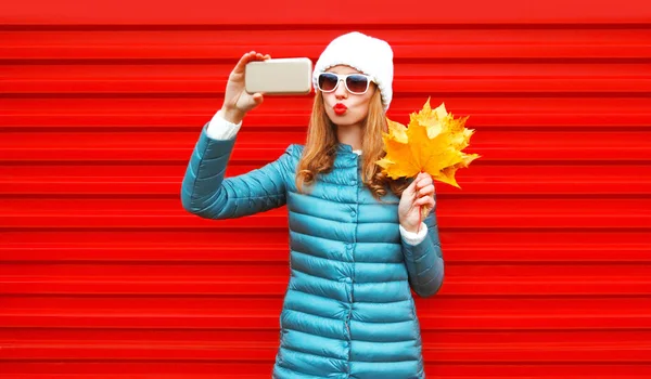 Moda Autunno Bella Donna Prende Una Foto Autoritratto Uno Smartphone — Foto Stock